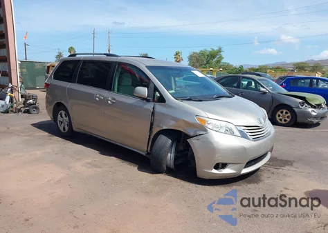 2016 Toyota Sienna Le 8 Passenger z USA, uszkodzony, nr VIN 5TDKK3DC3GS735927
